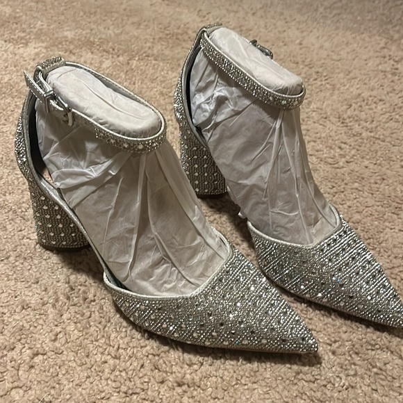 Gianni Bini size 6 silver formal shoes - Picture 14 of 15